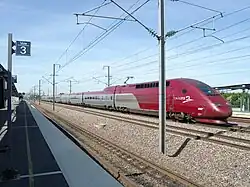 Ein Thalys durchfährt den Bahnhof TGV Haute-Picardie