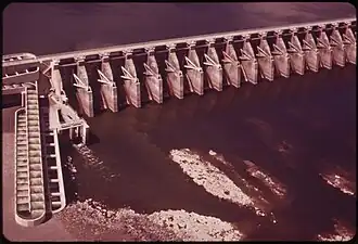 Die Hochwasserentlastung des Damms im Juni 1973