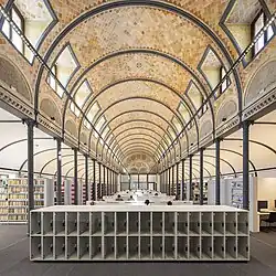 Lesesaal Patente & Normen der TIB im Marstallgebäude nach Sanierung 2024 mit Gewölbedecke, Schließfächern & Arbeitsplätzen.