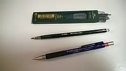 Typische Bleistifte für die analoge Erstellung von Bauzeichnungen: Faber-Castell TK9400 und STAEDTLER mars micro.
