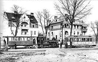 Lokomotive 1 und Triebwagen 3 der Teltower Kreisbahnen anlässlich der Umstellung auf elektrischen Betrieb, 1907