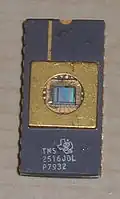 Ein EPROM TMS2516 im Keramikgehäuse mit 2&nbsp;KiB, Produktionsjahr 1979