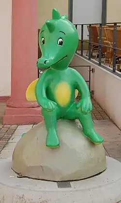 Tabaluga auf einem Felsen sitzend am Rande des Hirschgartens vor der Staatskanzlei