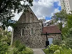 Außenansicht von Chor und Sakristei