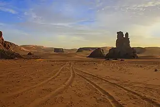 Von Sanddünen umspülter Felsturm Moul n'Aga