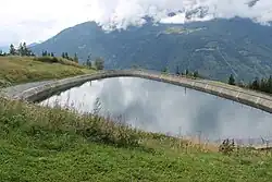 Tagesspeicher Gondelwiese mit Blick Richtung Südwest. Im Hintergrund sind der Tagesspeicher Roßwiese und die Kreuzeckbahn zu erkennen.