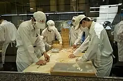 Xiaolongbao-Herstellung bei der Dintaifung-Kette (鼎泰豐) in Taipei