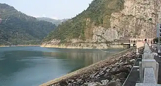 Mingtan-Talsperre mit Stausee