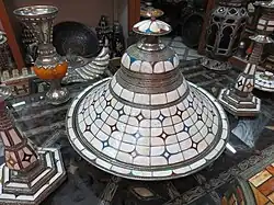 Reich verzierte „klassische“ Tajine mit Glasur und geometrischer Ornamentik