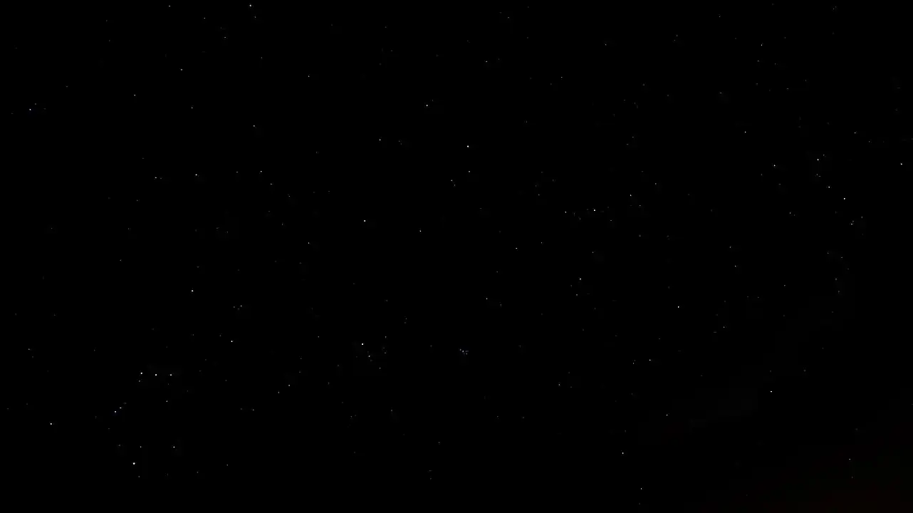 Aufnahme der Himmelsregion mit den Sternbildern Orion (links unten), Zwillinge (links oben), Stier (Mitte unten), Fuhrmann (Mitte oben), Perseus (halb rechts), Cassiopeia (rechts oben) und Andromeda (rechts unten) mit dem horizontal ausgerichteten Goldenen Tor der Ekliptik unterhalb der Bildmitte: links die Hyaden mit Aldebaran und rechts die Plejaden.