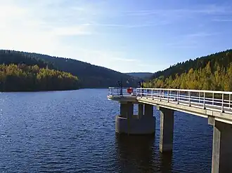 Blick vom Staudamm auf die Talsperre.