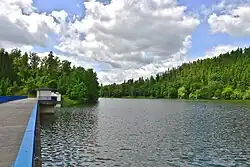 Blick auf den Stausee vom östlichen Rand der Staumauer