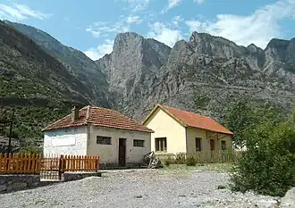 Häuser von Tamara unter den hohen Felswänden der umgebenden Berge