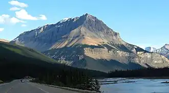 Der Tangle Ridge vom Icefields Parkway aus