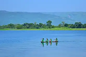 In einem Kanu sitzende Mädchen