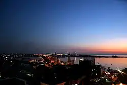 Makassar in der Nacht mit Blick auf der Halbinsel Tanjung Bunga