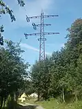 Älterer Verdrillmast, über welchen die Verdrillung über verlängerte Traversen geführt wird