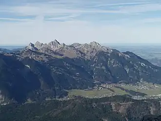 Die Tannheimer Berge von Südosten, vom Gipfel des Thaneller (2341&nbsp;m) übers Lechtal hinweg