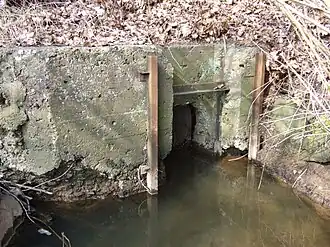Tappertdurchlass mit Resten eines Wehrs – nach links der Zweig zum Sendelbach nördlich der Hohlmühle