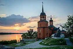 Die orthodoxe Verklärungskirche und das Taras-Bulba-Denkmal am Dneprufer in Keleberda