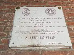 Gedenkplatte an der Brücke mit der Inschrift: „An die schöne Brücke von Pavia habe ich oft gedacht.“ Albert Einstein (Brief an Ernesta Maraconi, Oktober 1947).