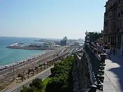 Blick von der Rambla Nova über den Bahnhof und Hafen
