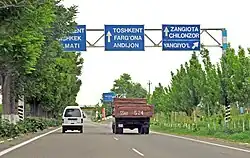 Einspurtafel in Usbekistan, an einer Magistrale