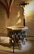 Taufbrunnen aus hellgrauem Sandstein von 1464