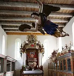 Innenraum der Kirche Sternhagen mit Kanzel, Taufengel und Patronatslogen der Familie von Arnim