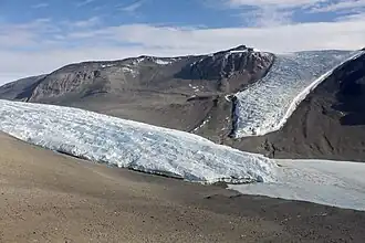 Der Rohne-Gletscher (oben rechts) am Ort der Einmündung des Taylor-Gletschers in den Bonneysee