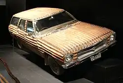 Ausgestelltes Auto mit einer Karosserie aus Wellblech