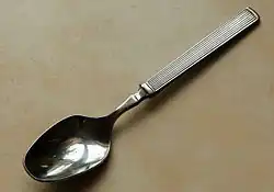 Moderner Tee­löffel