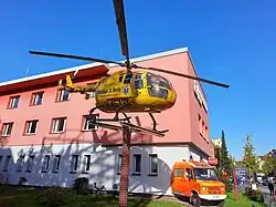 Hubschrauber und Rettungswagen als Blickfang