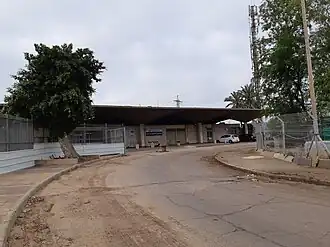 Blick vom Vorplatz zum verwaisten Haupteingang