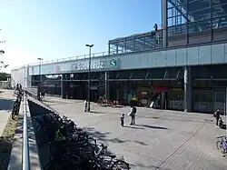 Erika-Gräfin-von-Brockdorff-Platz an der Ostseite des Bahnhofs Südkreuz