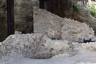 Mauerreste des nördlichen Säulenganges