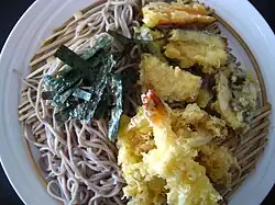 Tempura mit Soba-Nudeln (hier u.&nbsp;a. mit frittierten Garnelen und verschiedene Gemüsesorten)