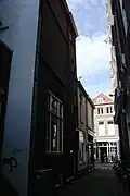 Der Blick vom Schoutensteeg, einer Seitengasse, richtet sich nach Westen, wo er auf die Barteljorisstraat trifft.