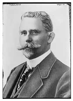 Gesicht nach links blickend ab Schulterblatt von vorn in schwarzweiß.