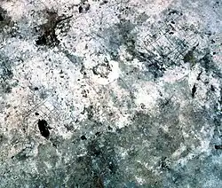 Felder für das Patolli-Spiel in den Stuckfußboden gekratzt