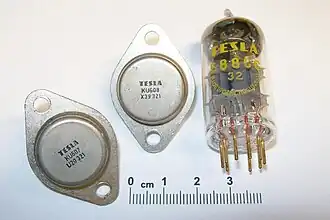 Elektronik-Bauteile von TESLA: (2&nbsp;Leistungstransistoren im TO-3-Gehäuse und Elektronenröhre)