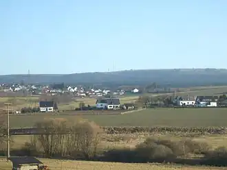 Blick von Nordwesten vom Ruwer-Hochwald-Radweg über Waldweiler hinweg zum Teufelskopf