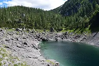 Bereich 2, Westrand: Bis knapp an den Teufelssee herangerollte Felsblöcke.