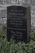 Grabstein von 1907 des ältesten noch sichtbaren Grabes auf dem Friedhof, Grab des Pfarrers Heinrich Sorge und zwei seiner Verwandten