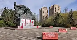 Platz um das Denkmal 2022