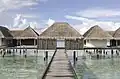 Schilfgedeckte Pfahlbauten (Landaa Giraavaru Resort, Malediven)