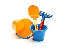 Eimer mit Schaufel und Harke