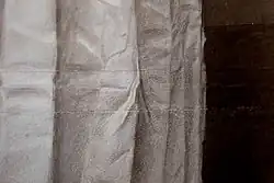 Hervorhebung des Pergamentstreifens auf der Stoßfuge und Detailansicht