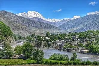 Stadt Chitral am Kunar-Fluss und Tirich Mir