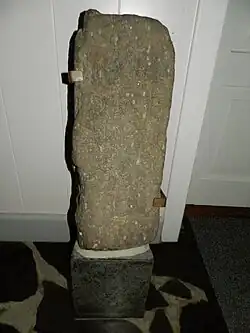 Runenstein in der Kirche von Fámjin